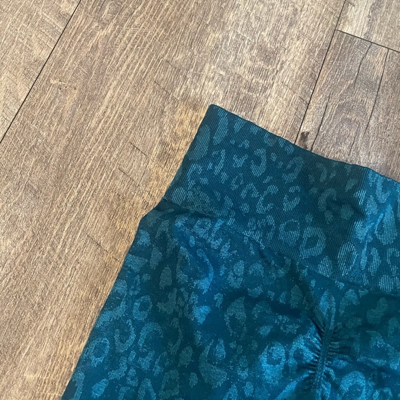 Women’s Cheetah Gymshark Leggings Size Small - Picture 4 of 7